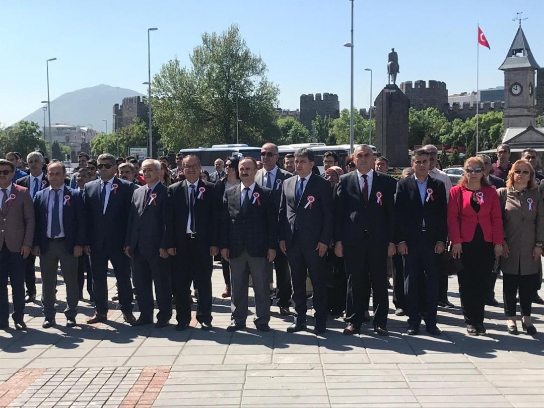 Kayseri Gen&ccedil;lik Hizmetleri ve Spor İl M&uuml;d&uuml;r&uuml; Murat Eskici: &ldquo;Bir milletin asıl g&uuml;c&uuml; tankı topu değil, inan&ccedil;lı ve ahlaklı gen&ccedil; nesilleridir&rdquo;