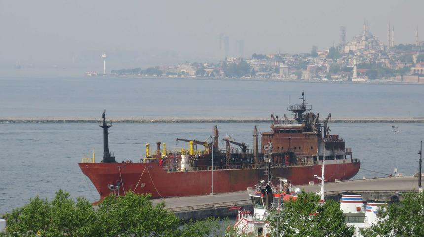 Kerç Boğazı'nda yanan tanker Haydarpaşa'ya çekildi