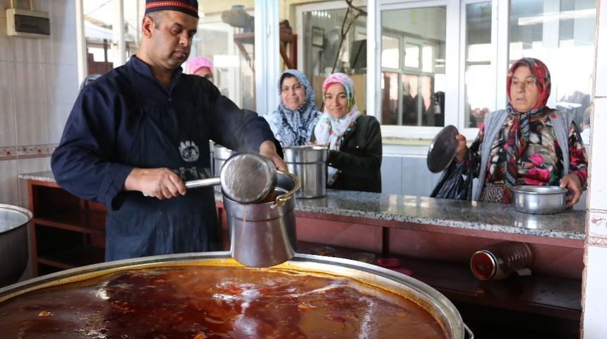 G&uuml;nl&uuml;k 411 aileye sıcak yemek