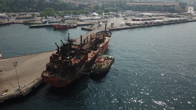 - Kerç Boğazı'nda yanan tanker Haydarpaşa'ya çekildi