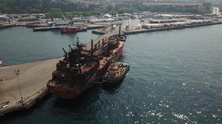 - Kerç Boğazı'nda yanan tanker Haydarpaşa'ya çekildi