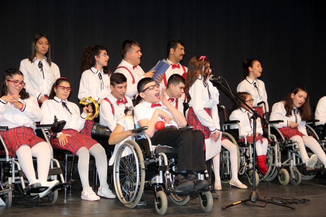 Engelsiz &Ccedil;ankaya i&ccedil;in el ele