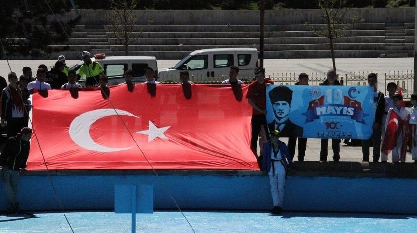 Gen&ccedil;lik Haftası &ccedil;elenk sunumu ile başladı