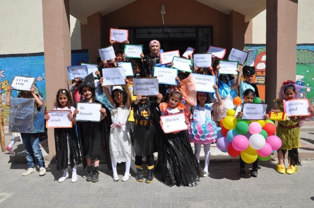 Atık malzemelerden kost&uuml;m yapıp defilede sergilediler