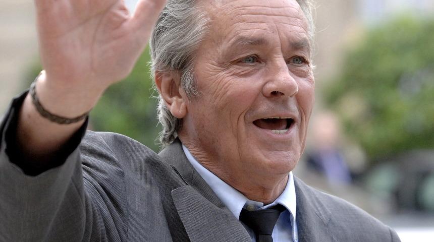 Cannes’da Alain Delon’a karşı başlatılan kampanyada 18 bin imza toplandı