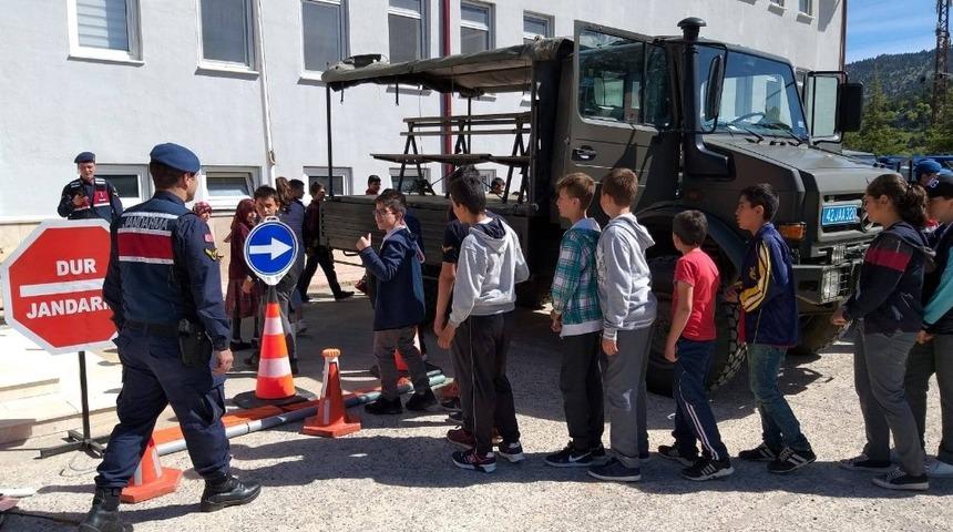 Derebucak’ta öğrencilere jandarma teşkilatı tanıtıldı