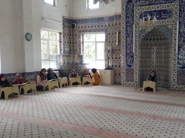 Anadolu İmam Hatip Lisesi öğrencileri Ramazan ayında camilerde gönüllü görev yapıyor