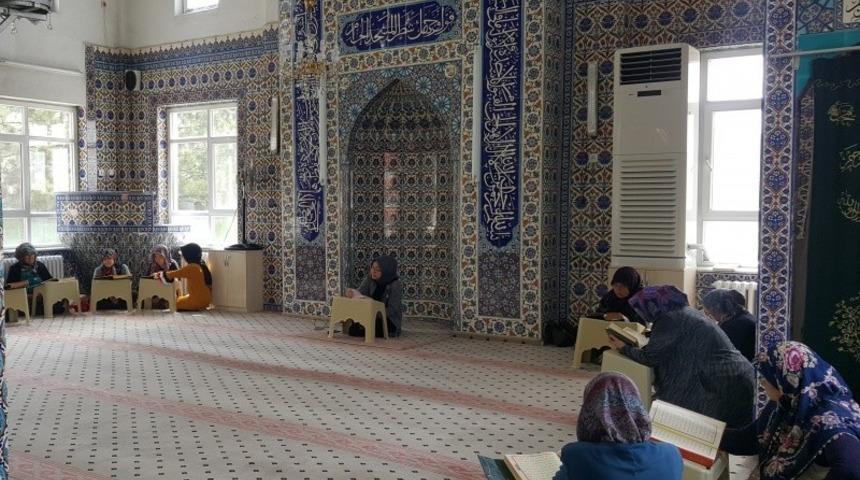 Anadolu İmam Hatip Lisesi öğrencileri Ramazan ayında camilerde gönüllü görev yapıyor