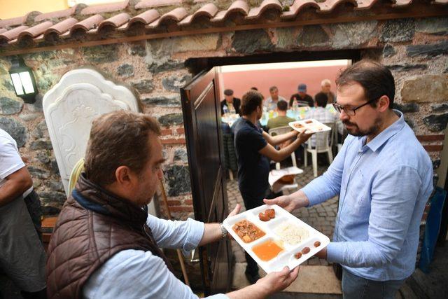 Başkan Dündar, iftar yemeği dağıttı