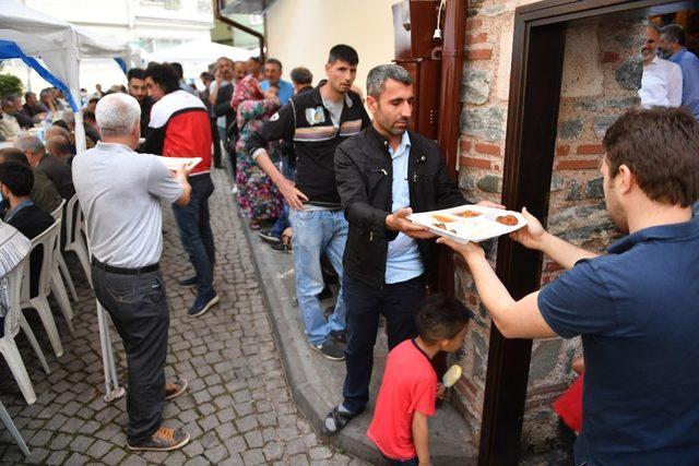 Başkan Dündar, iftar yemeği dağıttı