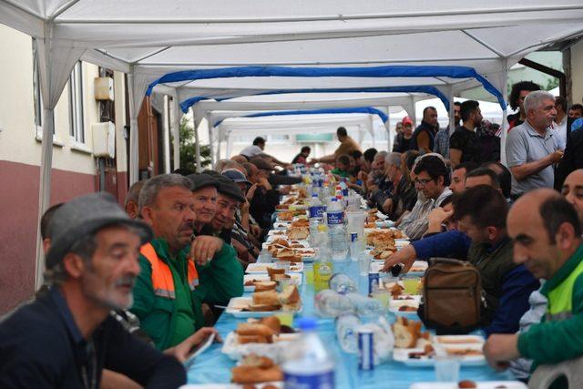 Başkan Dündar, iftar yemeği dağıttı