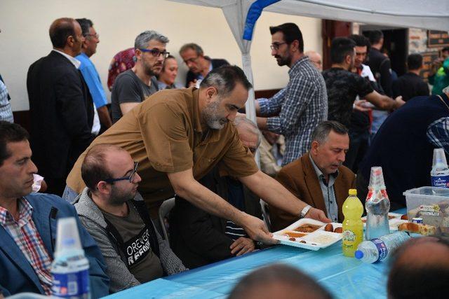 Başkan Dündar, iftar yemeği dağıttı