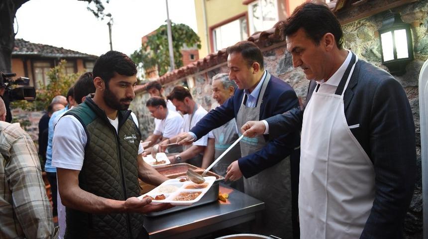 Başkan D&uuml;ndar, iftar yemeği dağıttı