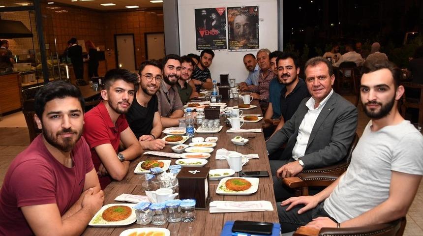 Se&ccedil;er, &ouml;ğrencilerle tatlı yedi