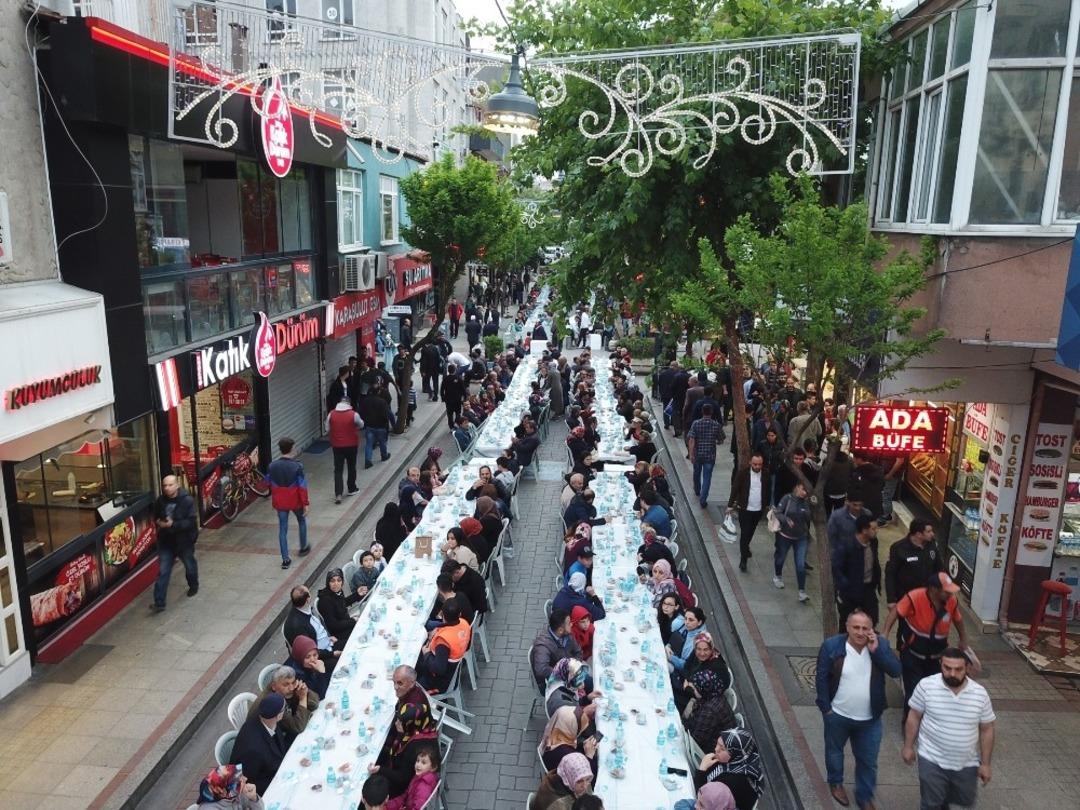 Pendik&rsquo;te sokaklar Ramazan&rsquo;la bereketlendi