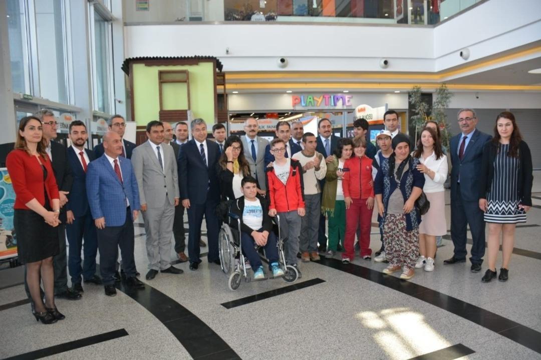 Engelli &ouml;ğrenciler tarafından hazırlanan resimler sergilendi