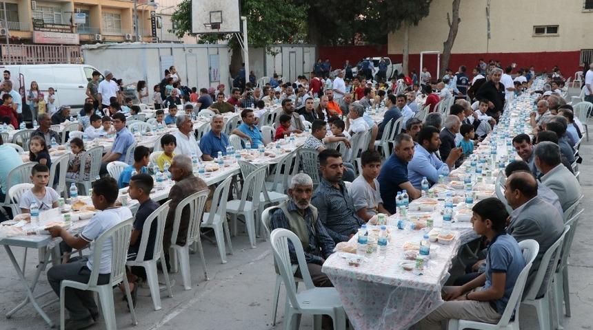 Suru&ccedil;lular kardeşlik sofrasında buluştu