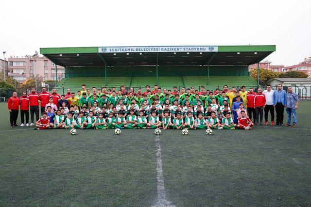 Futbol akademisi mezunları şampiyonluk sevinci yaşıyor