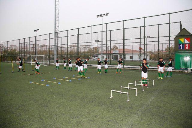 Futbol akademisi mezunları şampiyonluk sevinci yaşıyor