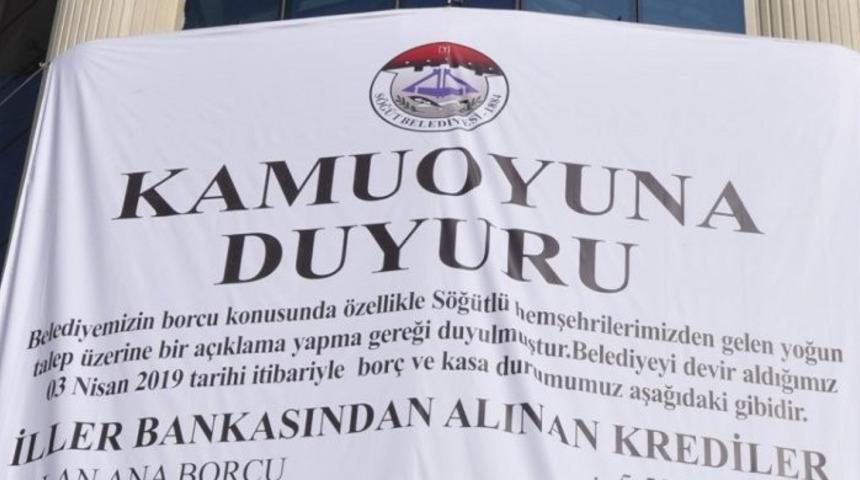Belediyenin borcunu tek tek yazdırıp binaya astı