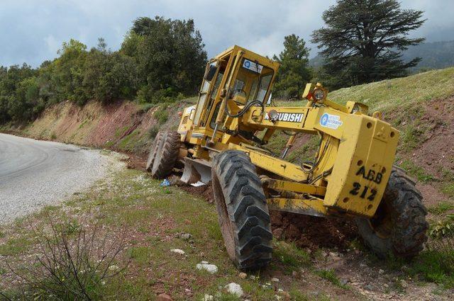 Büyükşehirden  Konyaaltı ve Manavgat’ta bozulan yollara onarım