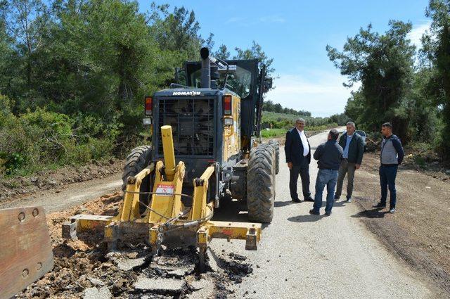 Büyükşehirden  Konyaaltı ve Manavgat’ta bozulan yollara onarım