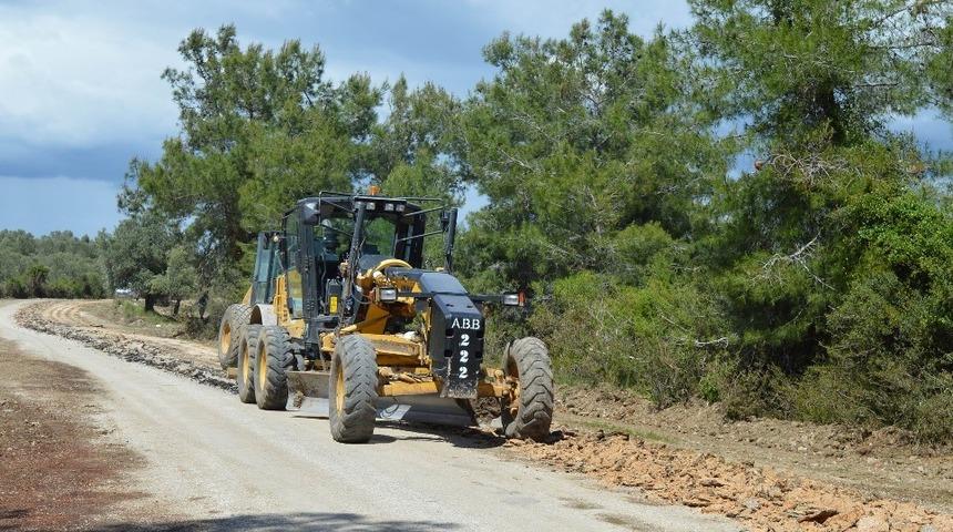 Büyükşehirden  Konyaaltı ve Manavgat’ta bozulan yollara onarım