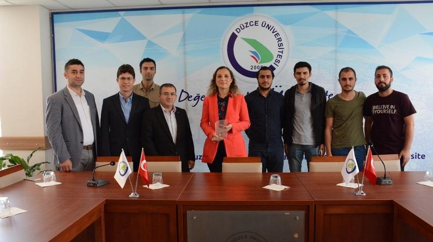 Öğrenciler Sevincini Rektör Çakar’la paylaştı