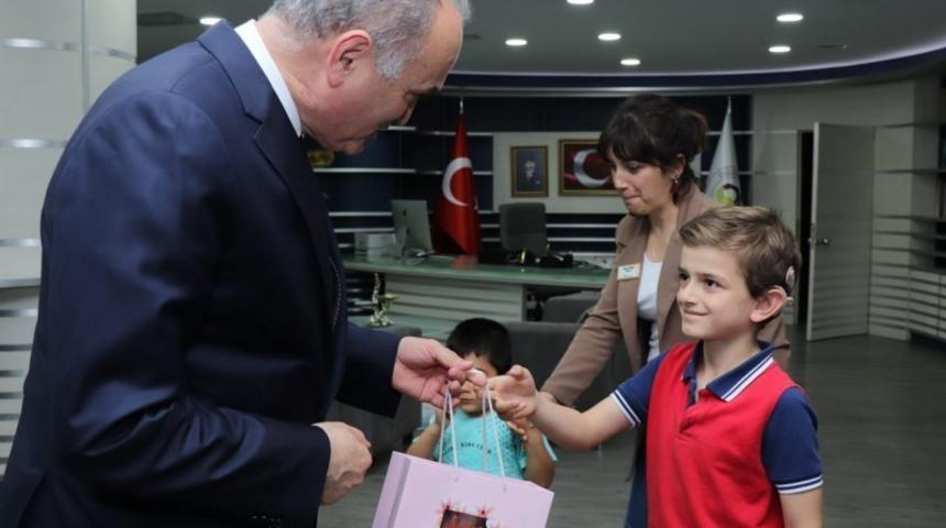 Başkan Özlü’ye özel çocuklardan ziyaret