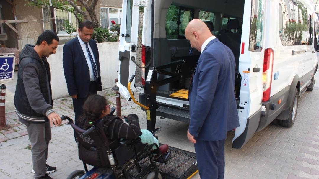 (&Ouml;zel) Engelli Eslem sahilde doyasıya gezdi