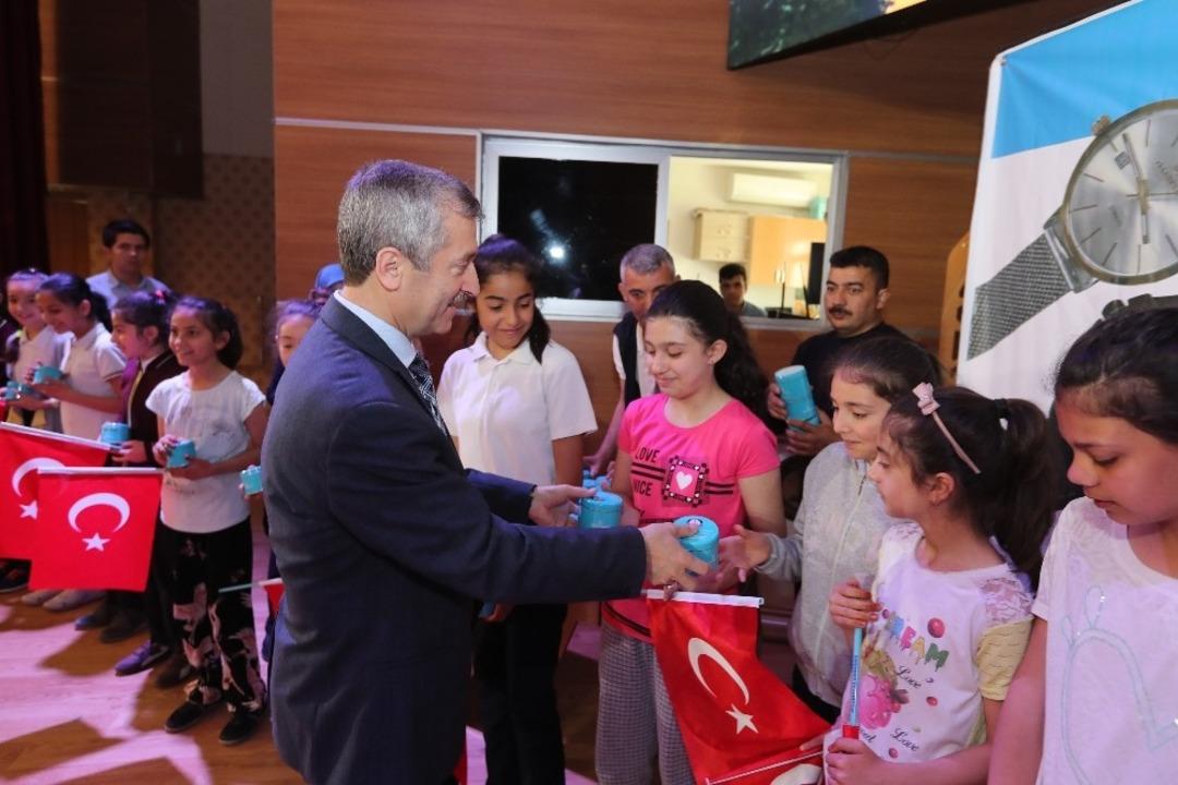 Başarılı ilkokul &ouml;ğrencilerine kol saati hediyesi