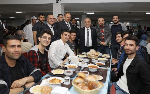 Rektör Çomaklı öğrencilerle iftar sofrasına buluştu