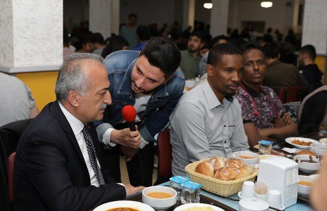 Rektör Çomaklı öğrencilerle iftar sofrasına buluştu