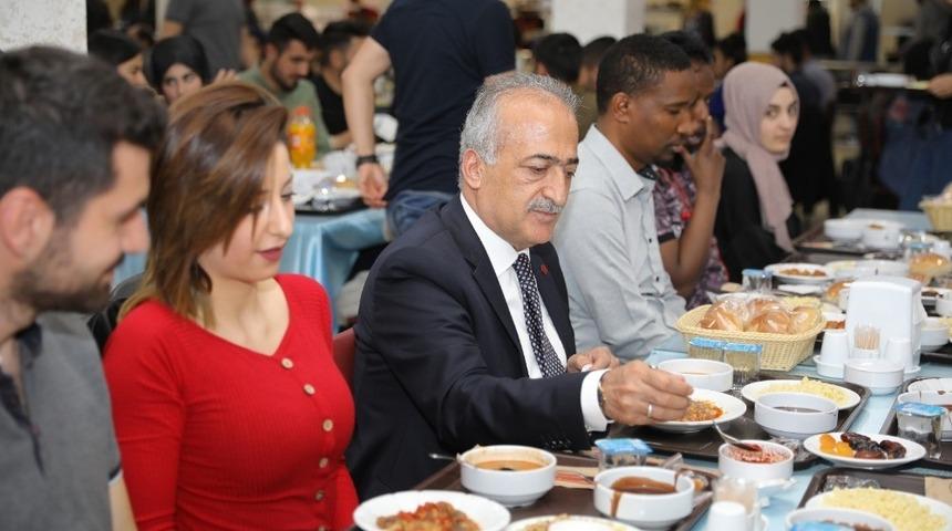 Rekt&ouml;r &Ccedil;omaklı &ouml;ğrencilerle iftar sofrasına buluştu