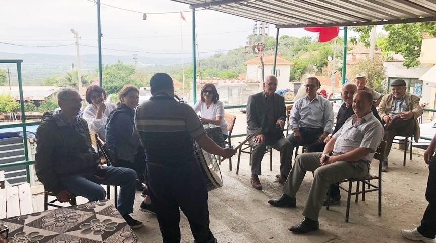 Burhaniye&rsquo;de başkan eşi engelli gence davul hediye etti