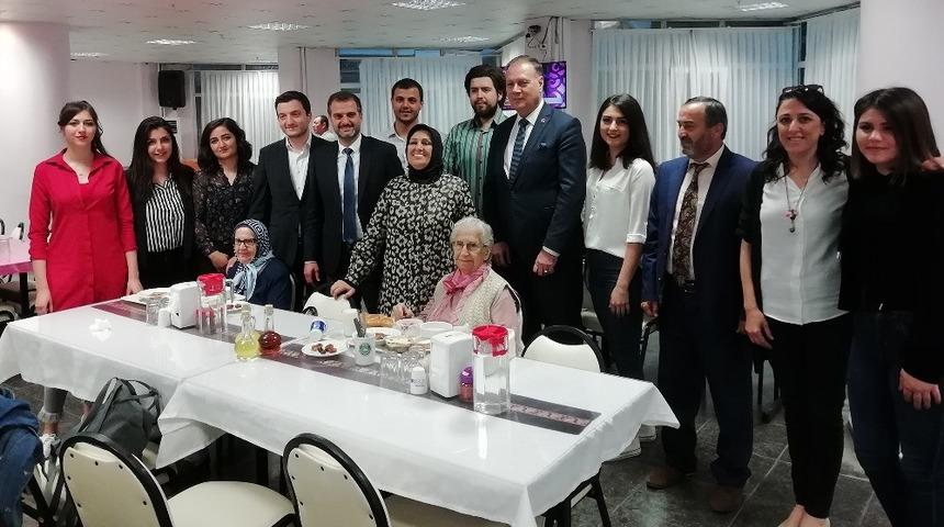 Huzurevi&rsquo;nde anlamlı iftar