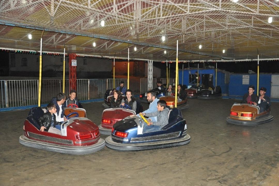 Ramazan gecelerinde lunaparka yoğun ilgi
