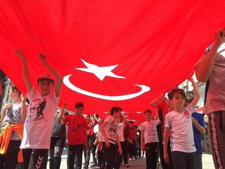 Çark Caddesi’nde 103 metrelik Türk bayrağı açıldı G4