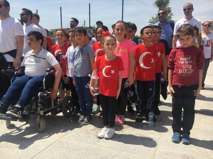 Çark Caddesi’nde 103 metrelik Türk bayrağı açıldı G5