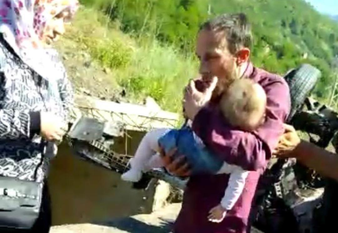 Kucağından bırakamadı! Kızına son kez b&ouml;yle sarıldı