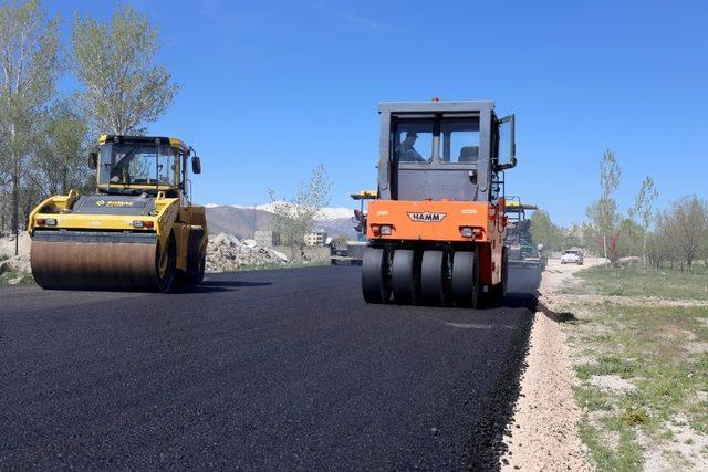 Gürpınar Belediyesinden sıcak asfalt çalışması