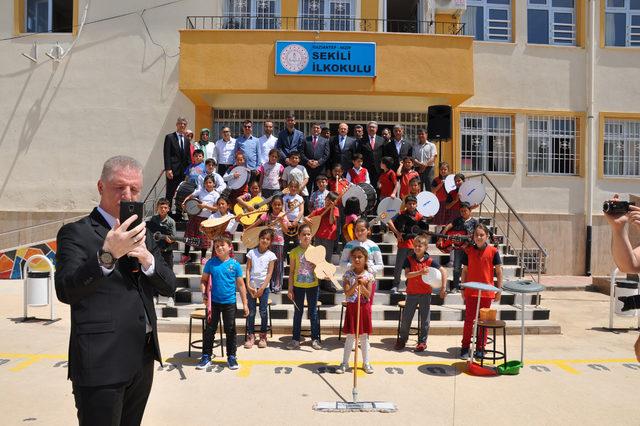 Temizlik malzemeleri ile müzik yapan çocuklara Bakan Gül'den müzik aleti