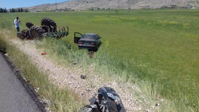 Diyarbakır’da otomobil traktöre çarptı: 3 yaralı