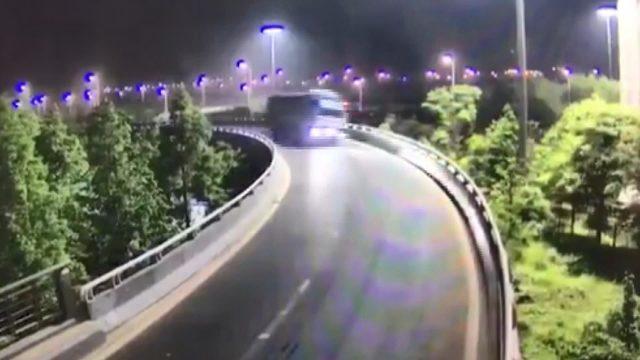 Çin'de kamyon sürücüsü bu kazadan yara almadan kurtuldu