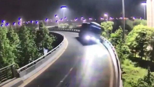 Çin'de kamyon sürücüsü bu kazadan yara almadan kurtuldu