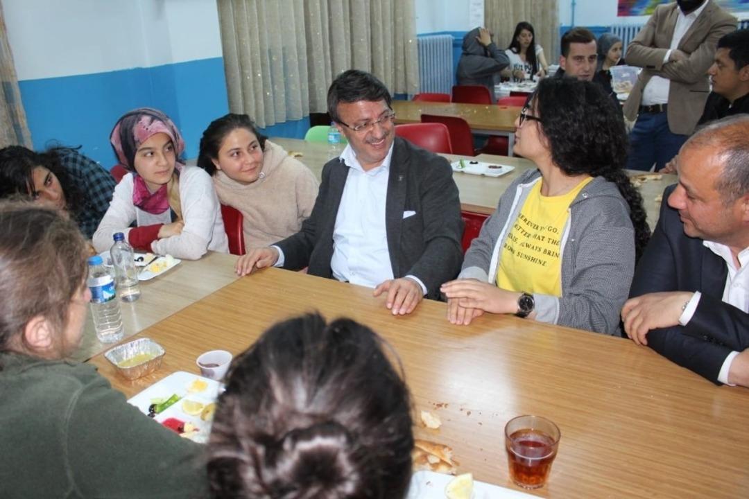 Başkan T&uuml;rkmenoğlu iftarda mahallelilerle sahurda ise &ouml;ğrencilerle buluştu