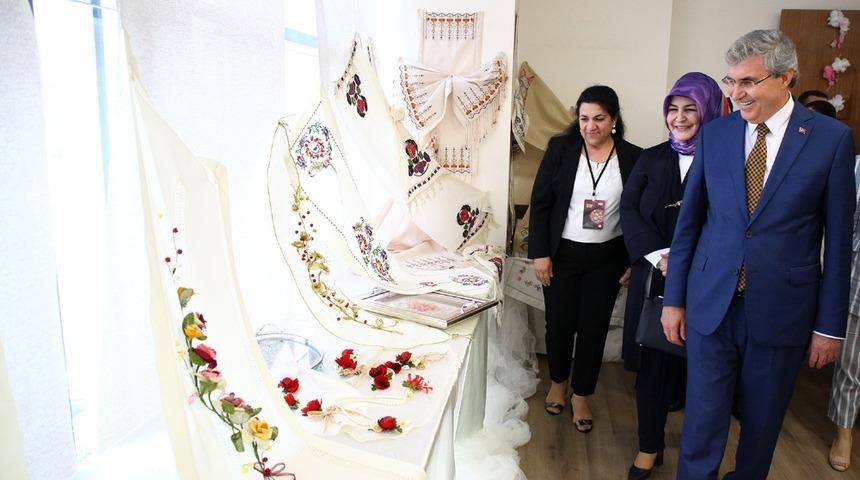 Başkan Y&uuml;ce, Sapanca SAMEK yılsonu sergisinin a&ccedil;ılışına katıldı