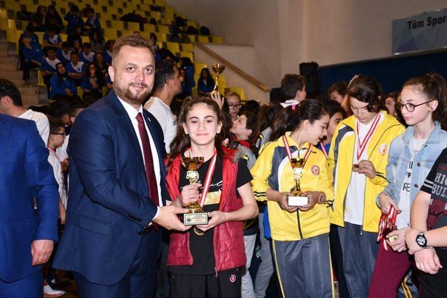 Okullar arası spor festivalinde ödüller sahiplerini buldu