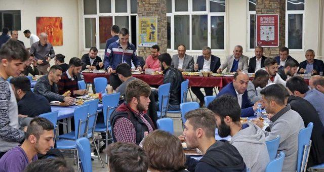 Başkan Kılıç, öğrencilerle sahur yaptı