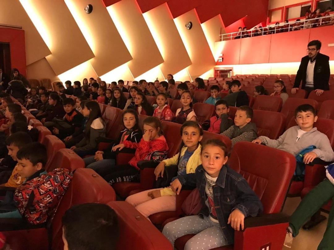 Okul aile birliğinden t&uuml;m &ouml;ğrencilere karne hediyesi